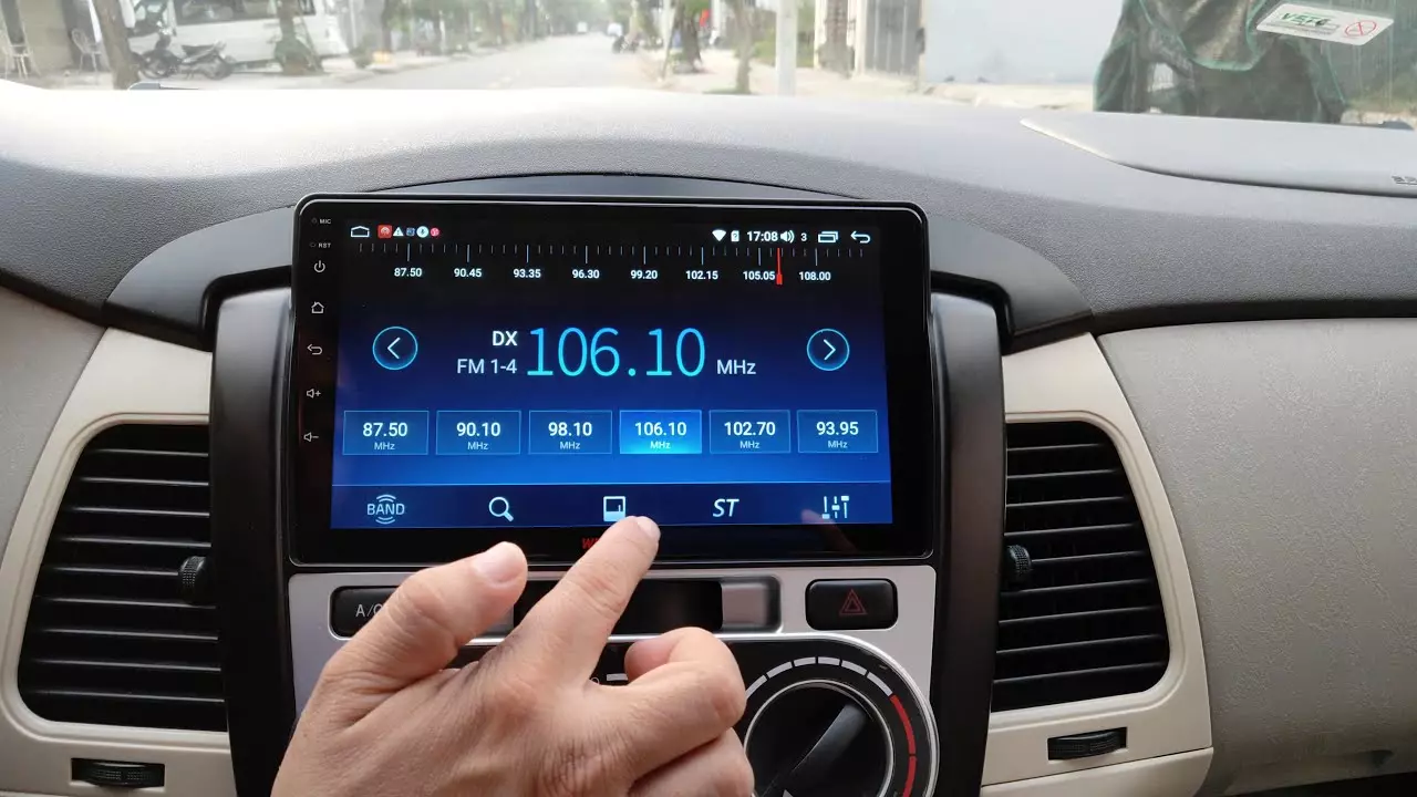 Nghe nhạc hoặc radio giúp bạn giảm bớt căng thẳng giữa trời mưa ùn tắc Nghe nhạc hoặc radio giúp bạn giảm bớt căng thẳng giữa trời mưa ùn tắc.