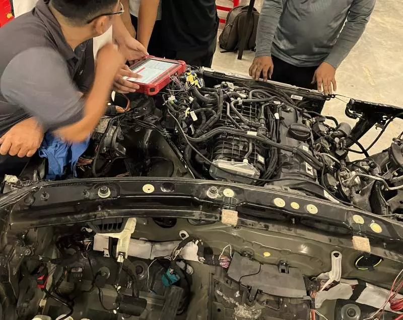 Kiểm tra các chi tiết động cơ Kiểm tra các chi tiết động cơ.