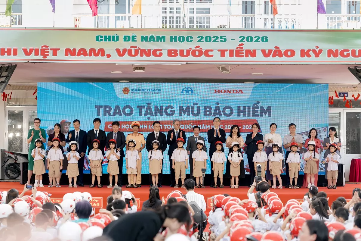 Honda Việt Nam triển khai chương trình tặng 1,8 triệu mũ bảo hiểm cho học sinh lớp Một năm học 2025-2026 Honda Việt Nam triển khai chương trình tặng 1,8 triệu mũ bảo hiểm cho học sinh lớp Một năm học 2025-2026.