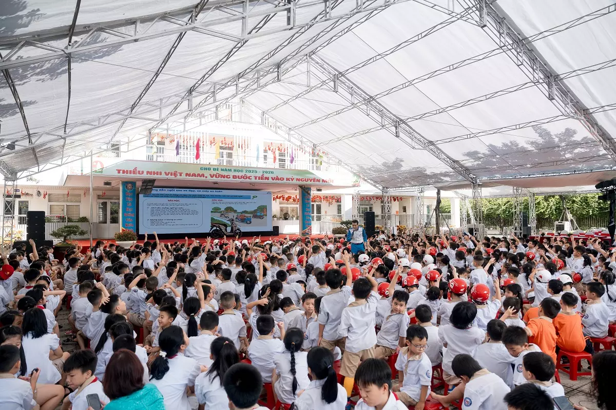 Học sinh và giáo viên tham gia các hoạt động tại sự kiện Học sinh và giáo viên tham gia các hoạt động tại sự kiện.