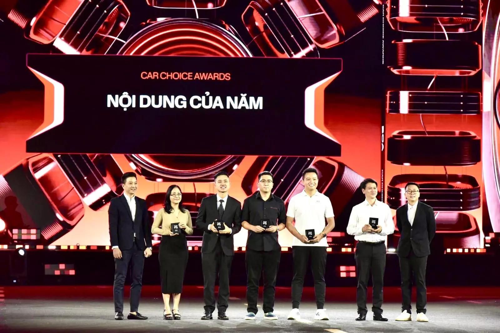 Đại diện oto cùng các đơn vị nhận kỷ niệm chương cho hạng mục Nội dung của năm