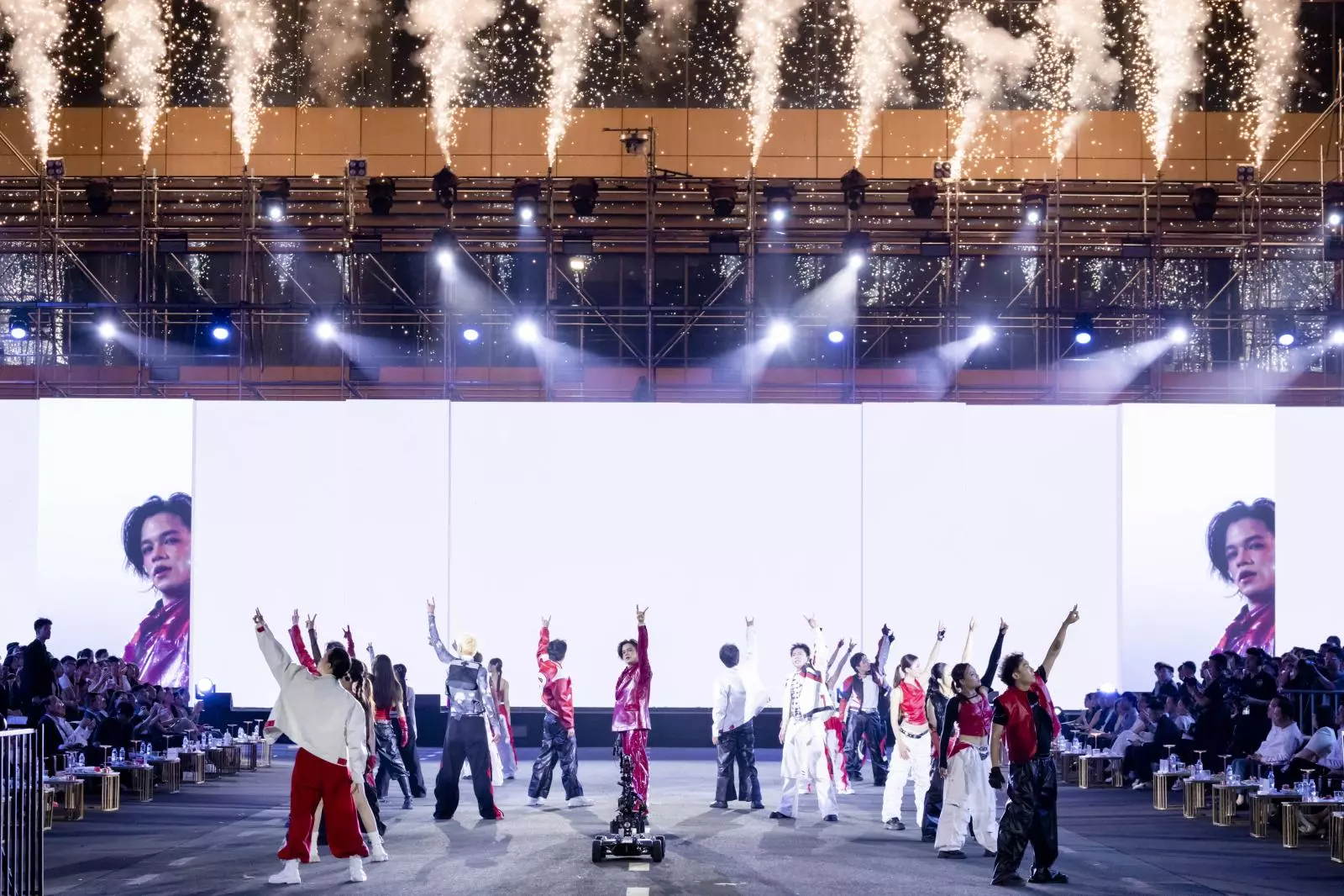 những bản nhạc, âm thanh, ánh sáng mãn nhãn tại CCA 2025. Ảnh2.