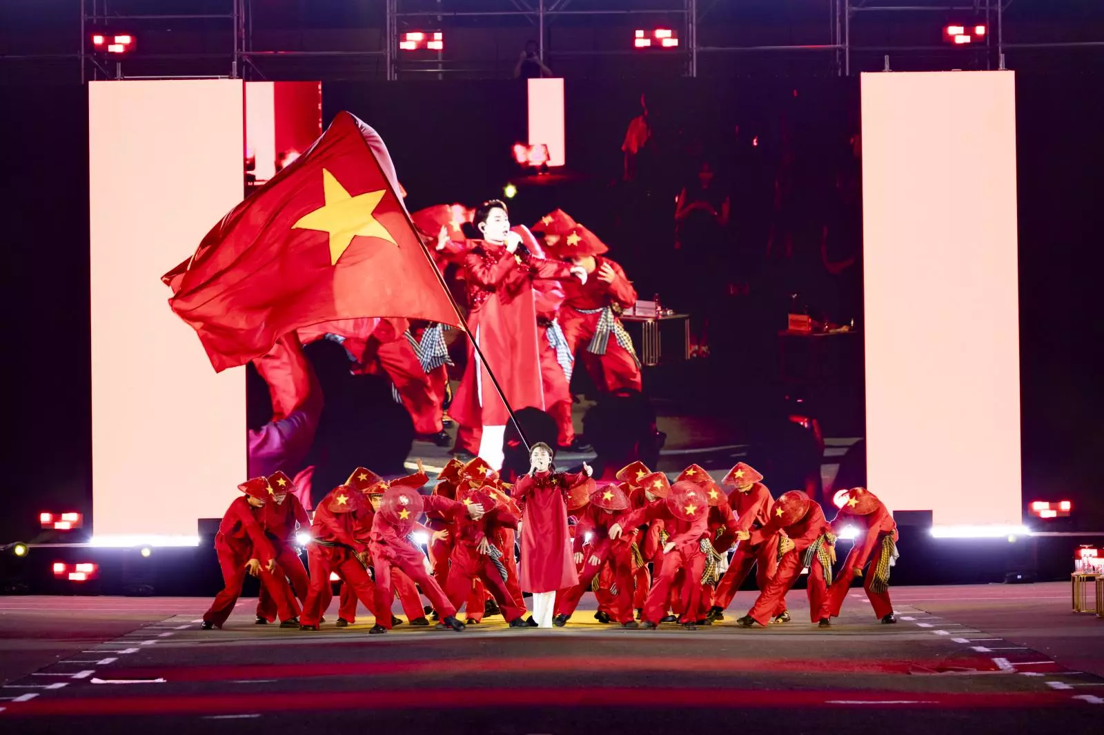 những bản nhạc, âm thanh, ánh sáng mãn nhãn tại CCA 2025. Ảnh6.