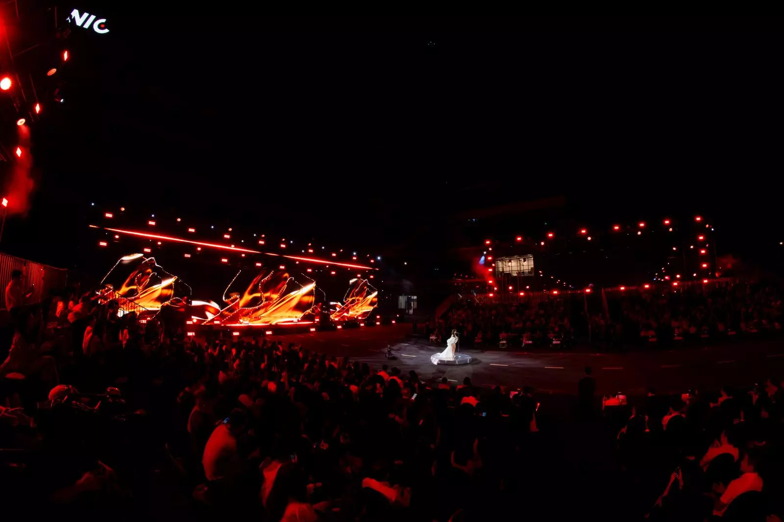 những bản nhạc, âm thanh, ánh sáng mãn nhãn tại CCA 2025. Ảnh5