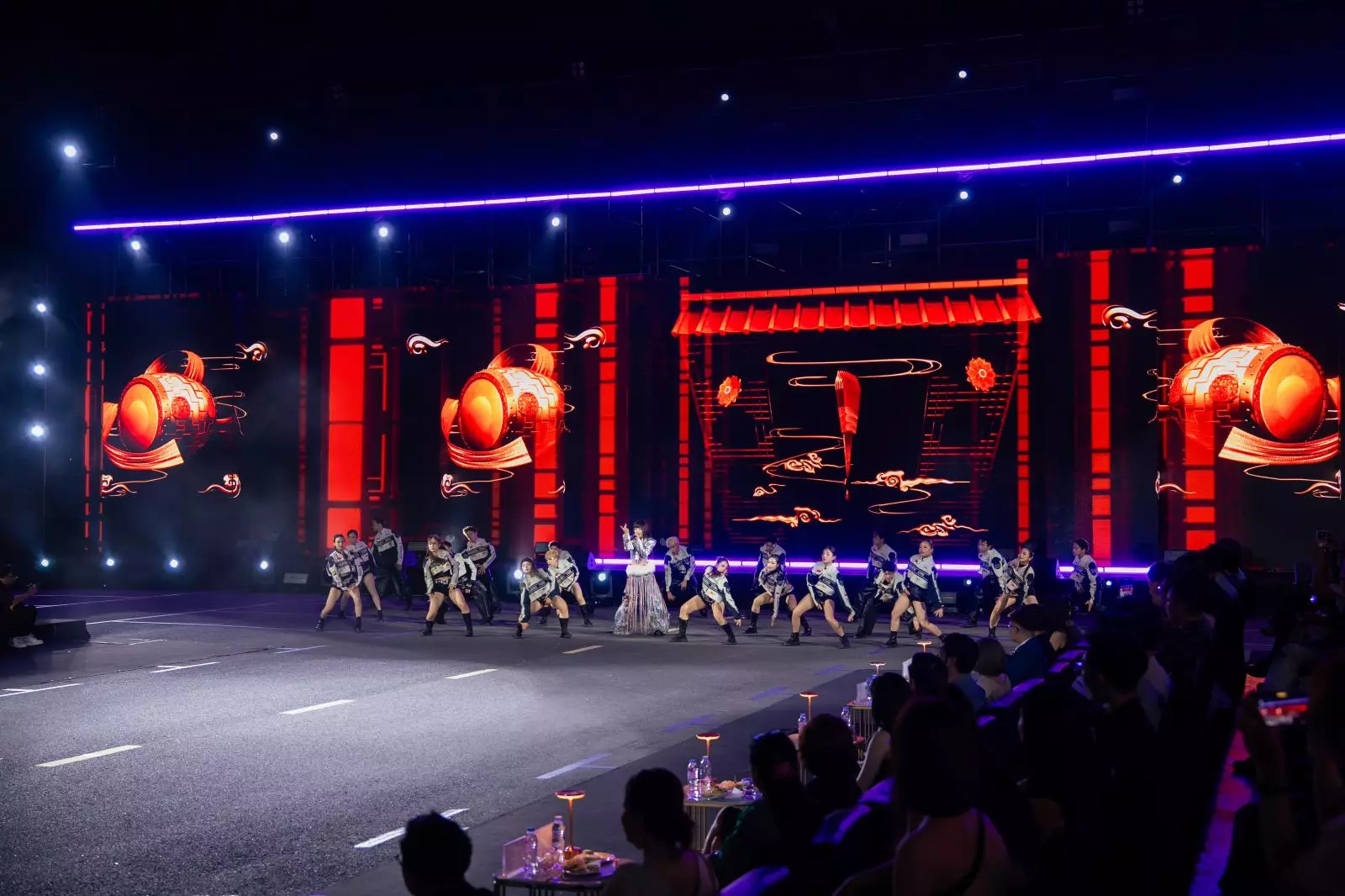 những bản nhạc, âm thanh, ánh sáng mãn nhãn tại CCA 2025. Ảnh7.