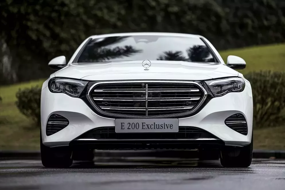 Động cơ Mercedes-Benz E 200 Exclusive .