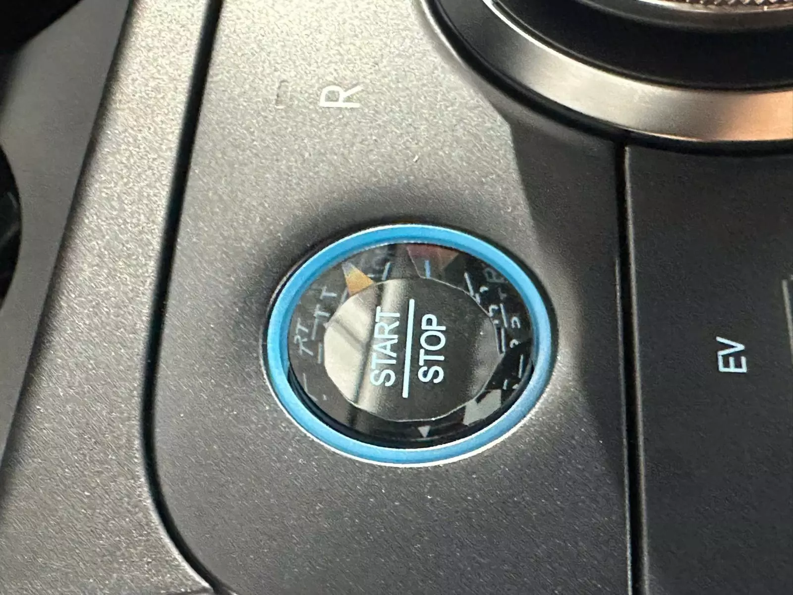 Nút đề nổ xe Nút đề nổ xe.