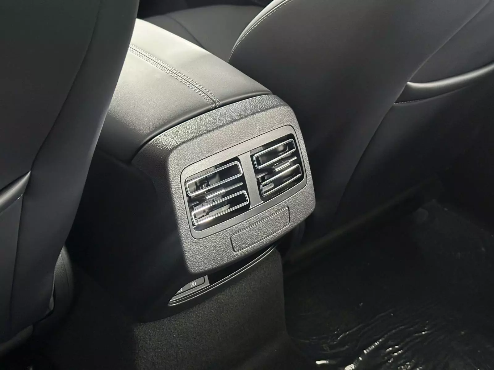 Cửa gió hàng ghế thứ 2 Cửa gió hàng ghế thứ 2.