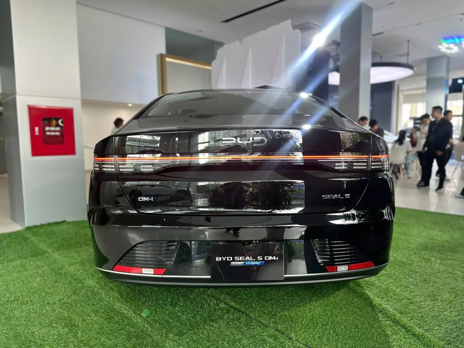 dải đèn hậu xuyên suốt đặc trưng của BYD dải đèn hậu xuyên suốt đặc trưng của BYD.