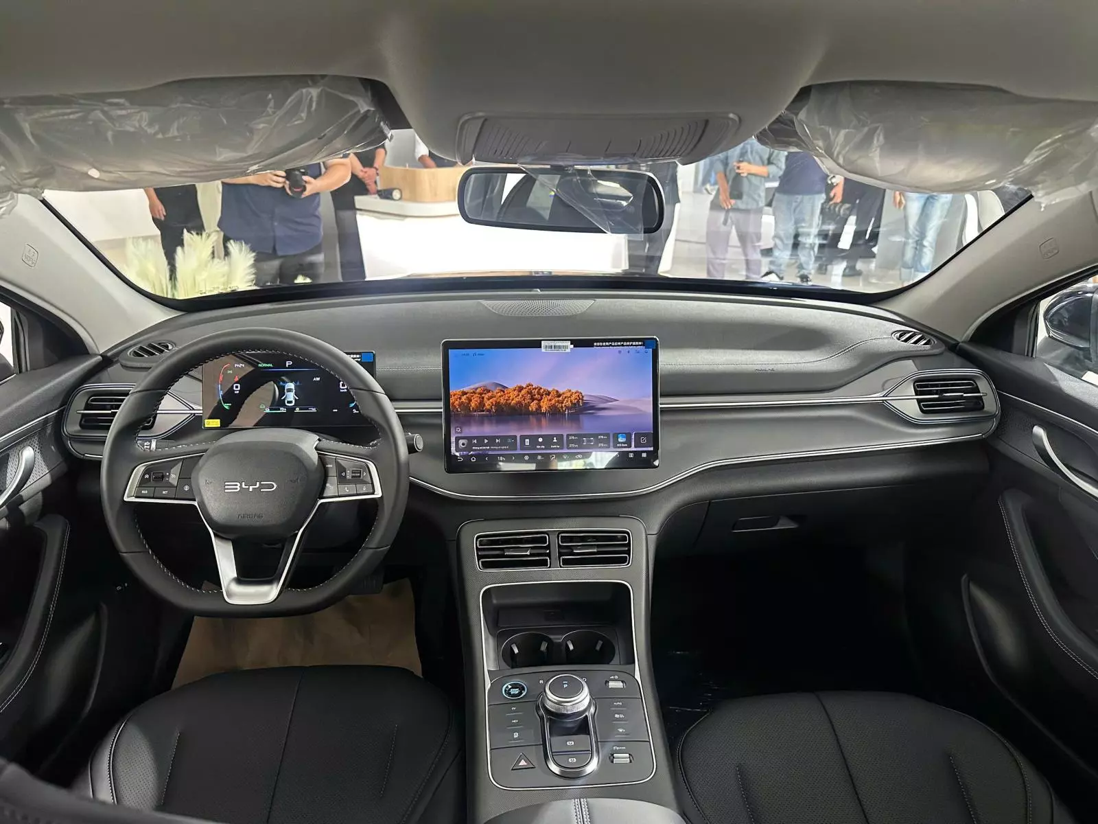 Khoang nội thất với màn hình trung tâm 12,8 inch và bảng đồng hồ kỹ thuật số 8,8 inch Khoang nội thất với màn hình trung tâm 12,8 inch và bảng đồng hồ kỹ thuật số 8,8 inch.