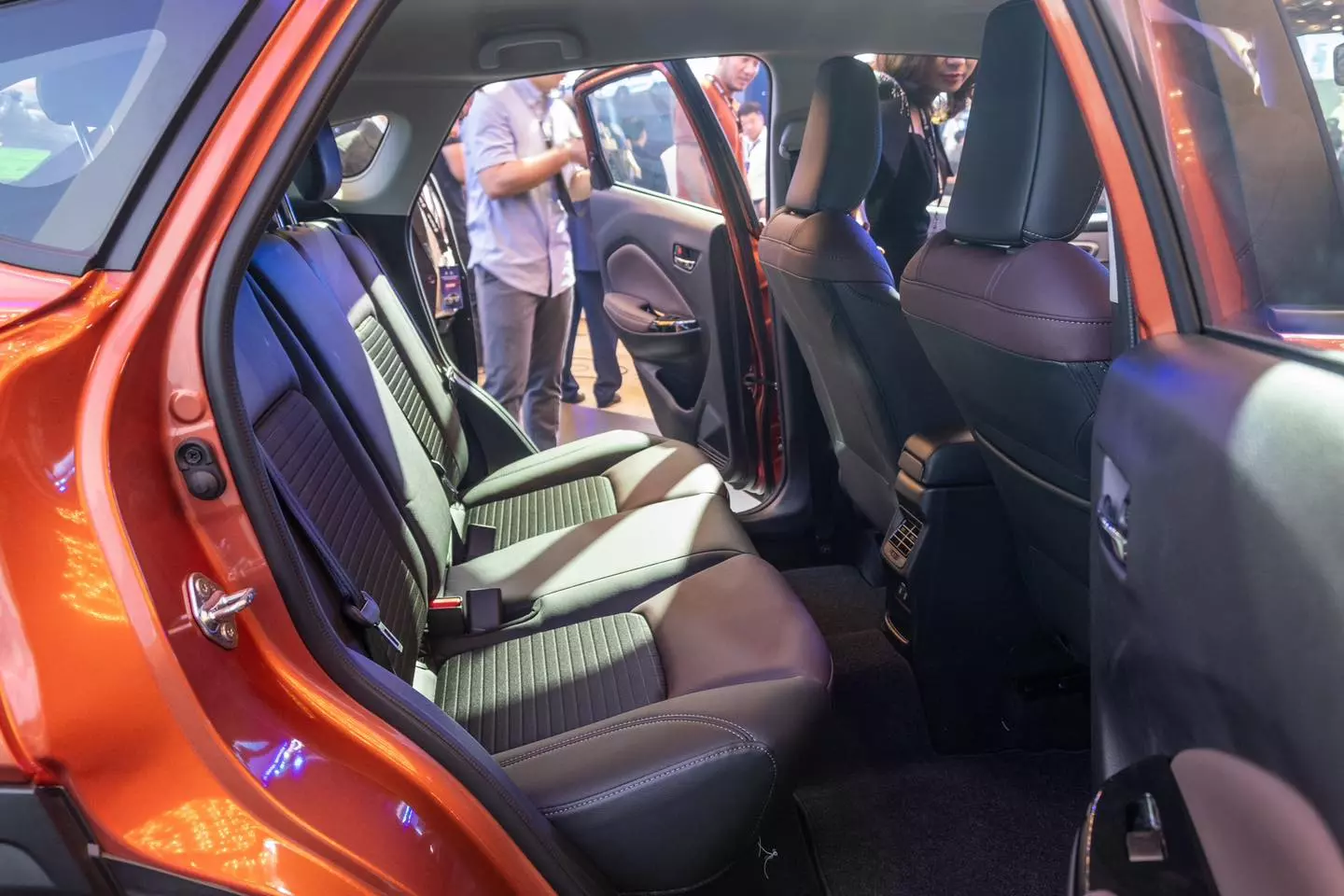 Hàng ghế sau rộng rãi Hàng ghế sau rộng rãi