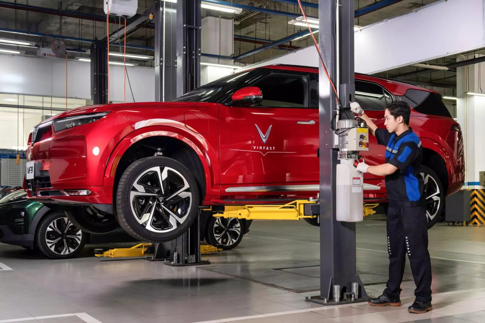 VinFast đồng hành cùng khách hàng vượt qua khó khăn sau mưa lũ VinFast đồng hành cùng khách hàng vượt qua khó khăn sau mưa lũ.