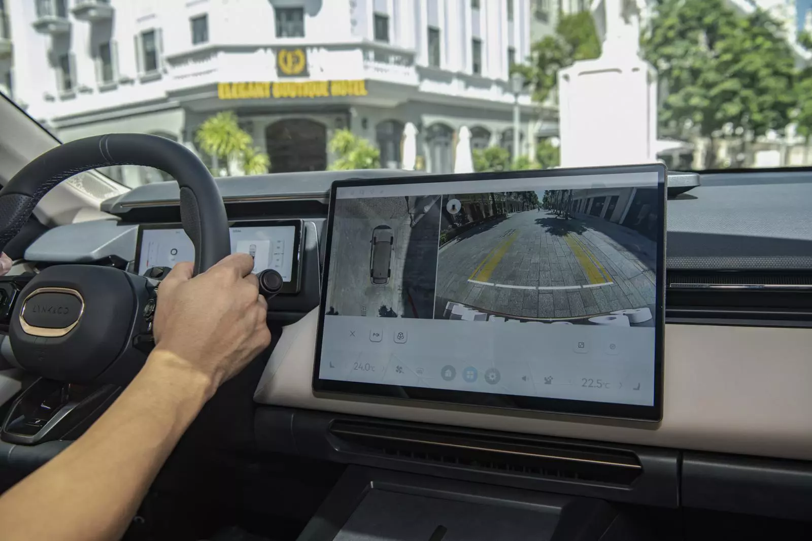 Màn hình hiển thị các tính năng hỗ trợ lái ADAS tiên tiến Màn hình hiển thị các tính năng hỗ trợ lái ADAS tiên tiến.