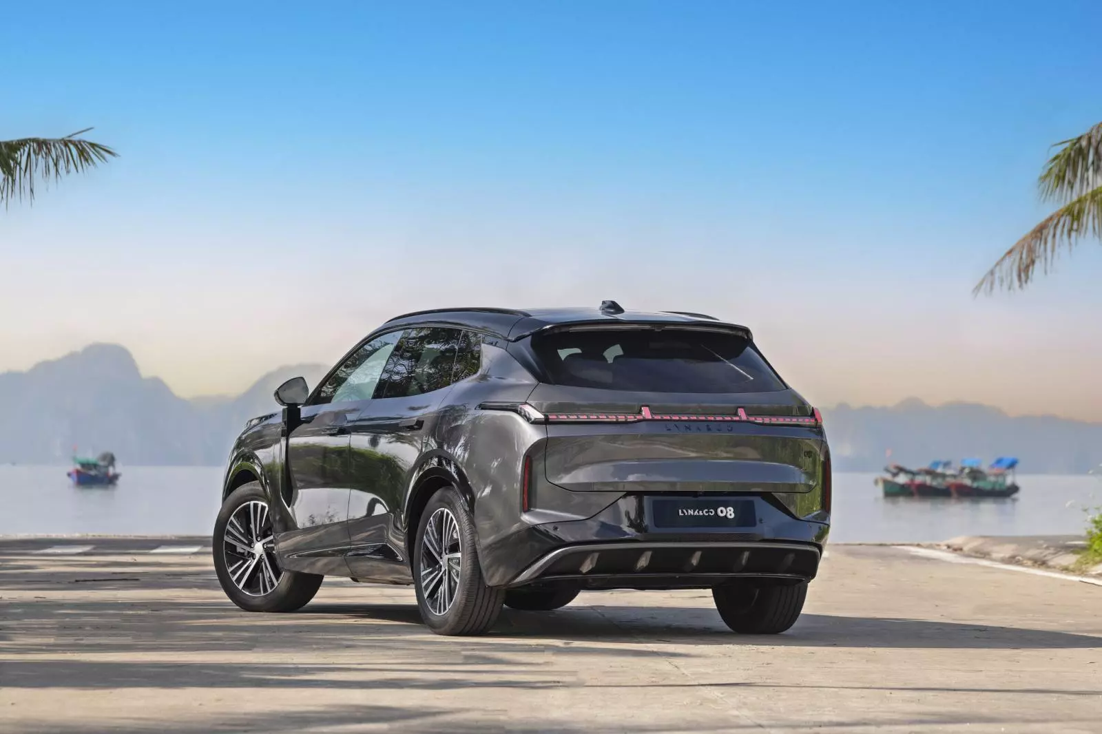 Góc nhìn từ bên hông thể hiện rõ đường nóc dốc xuống phía sau kiểu coupe thể thao Góc nhìn từ bên hông thể hiện rõ đường nóc dốc xuống phía sau kiểu coupe thể thao.