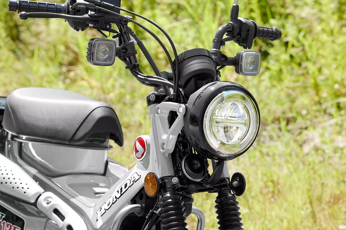 Đèn pha LED tròn mang hơi thở cổ điển nhưng không kém phần hiện đại Đèn pha LED tròn mang hơi thở cổ điển nhưng không kém phần hiện đại.