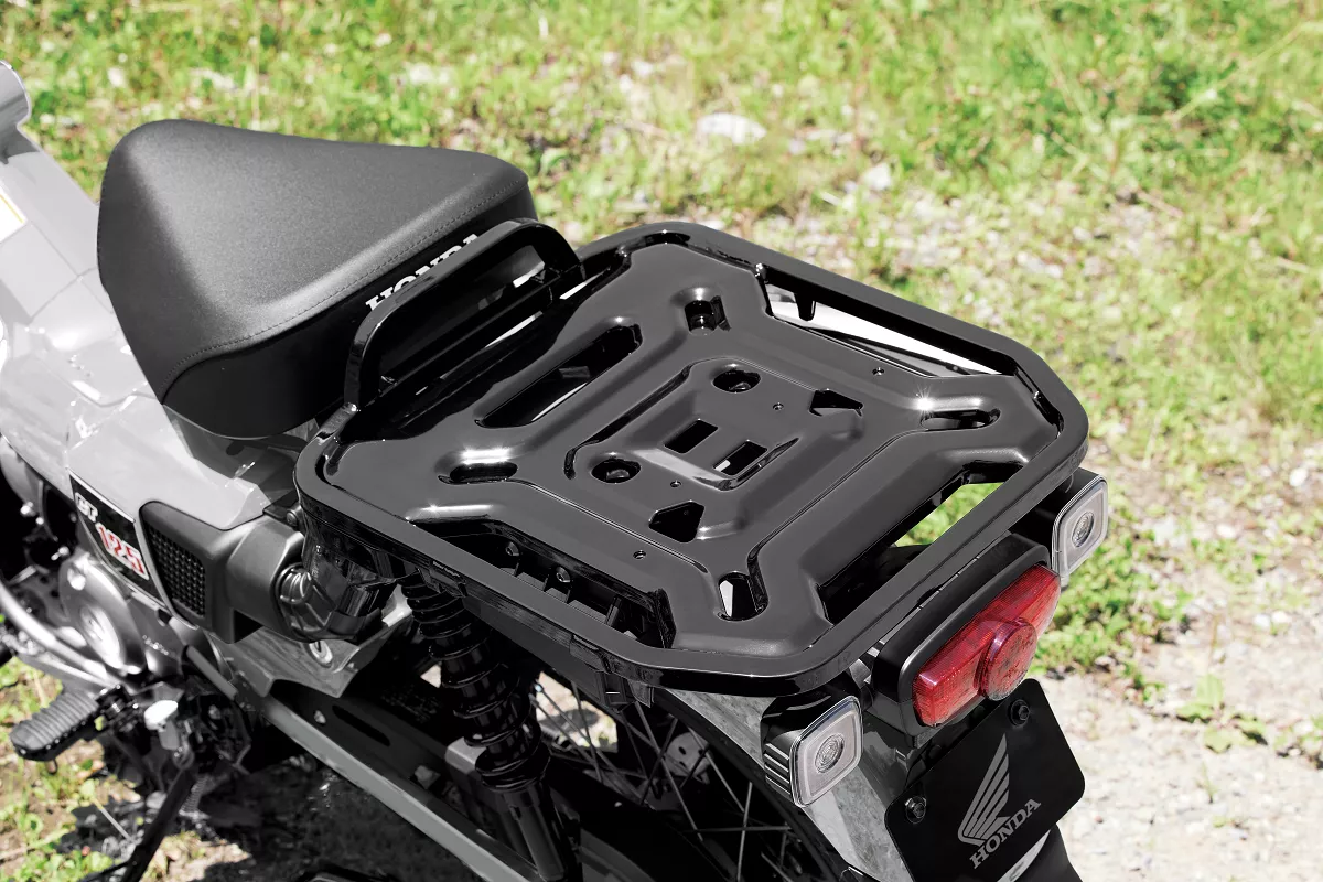 giá chở đồ phía sau có kích thước rộng rãi 409 x 477mm, đi kèm 4 móc treo tiện lợi cho phép người dùng giá chở đồ phía sau có kích thước rộng rãi 409 x 477mm, đi kèm 4 móc treo tiện lợi cho phép người dùng.