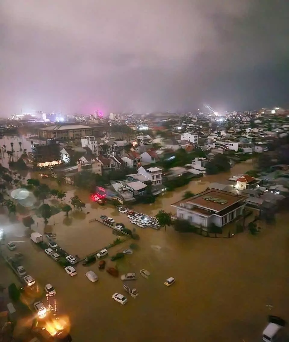 VinFast hỗ trợ đặc biệt cho khách hàng chịu thiệt hại do mưa lũ tại miền Trung VinFast hỗ trợ đặc biệt cho khách hàng chịu thiệt hại do mưa lũ tại miền Trung.