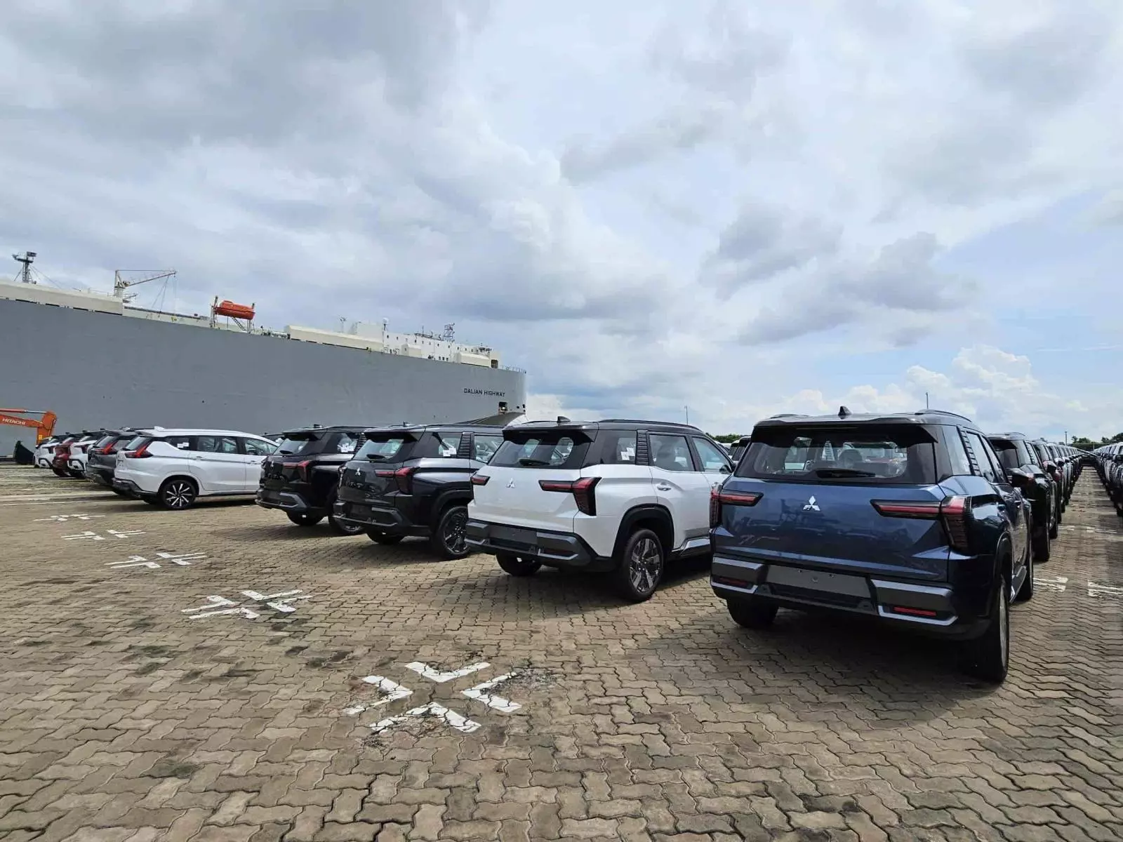 Lô Mitsubishi Destinator đầu tiên cập cảng Việt Nam2.