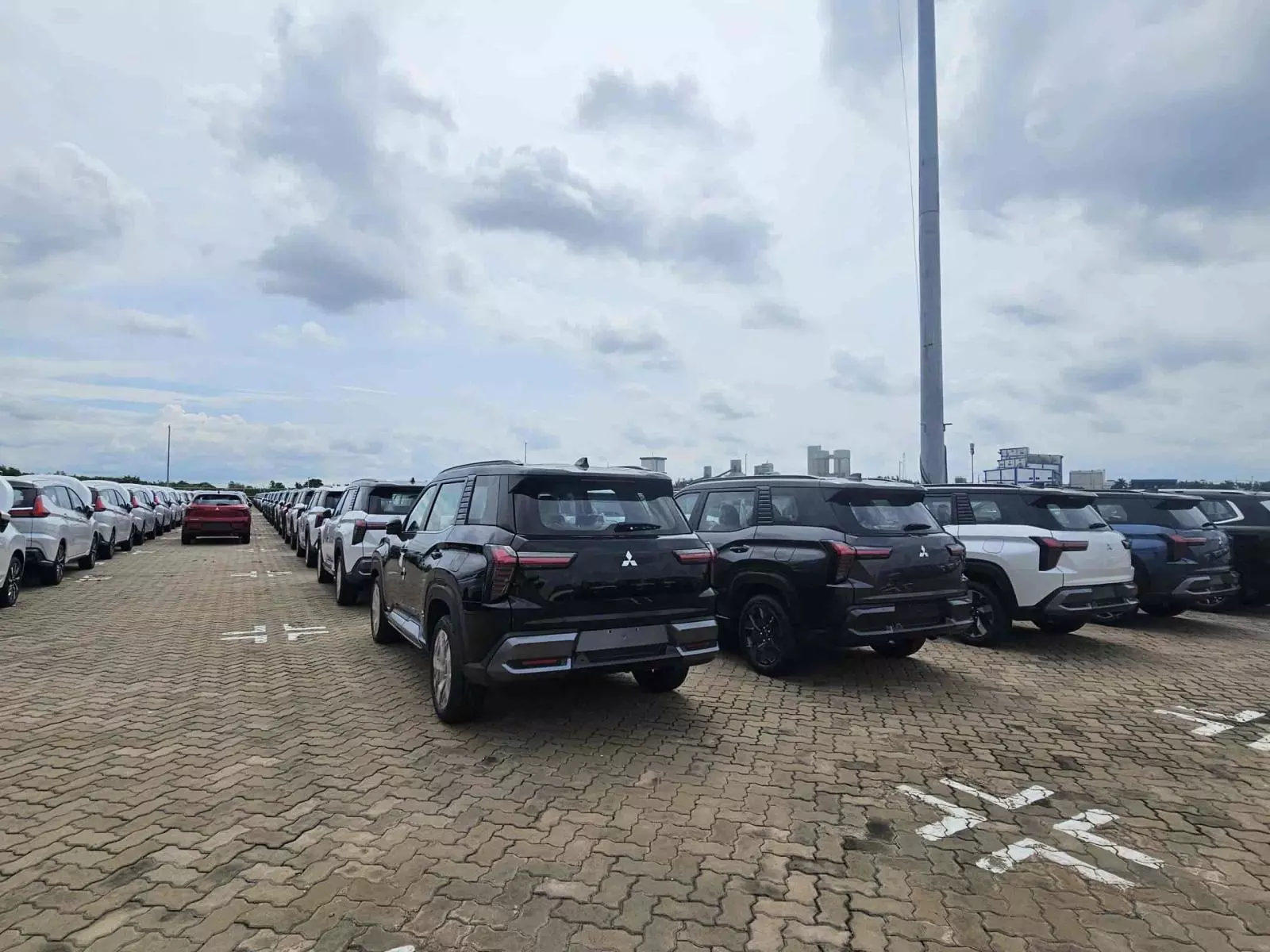 Lô Mitsubishi Destinator đầu tiên cập cảng Việt Nam1.