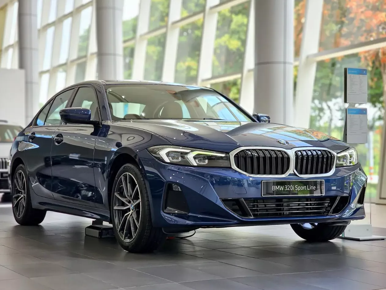 ngoại thất xe BMW 320i 2025.