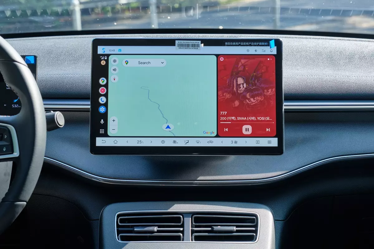 Màn hình trung tâm của BYD Seal 5 có trợ lý giọng nói, nhận diện tiếng Việt, tiếng Anh và tiếng Trung..