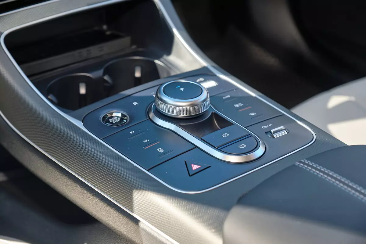 Nút bấm lựa chọn chế độ EV và HEV được đặt ngay cạnh nút xoay chuyển số và nút bấm khởi động máy