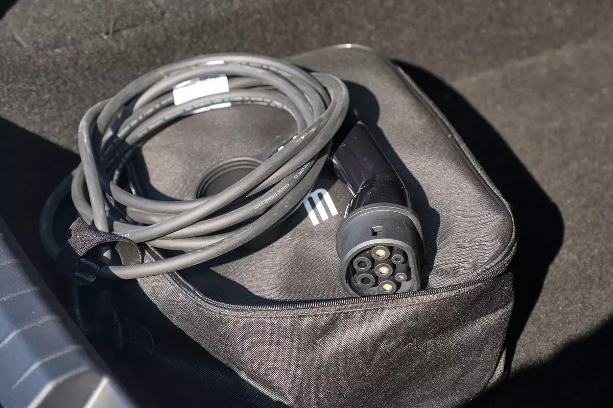 Người dùng còn được tặng kèm một bộ sạc cầm tay để sử dụng tại bất kỳ đâu.