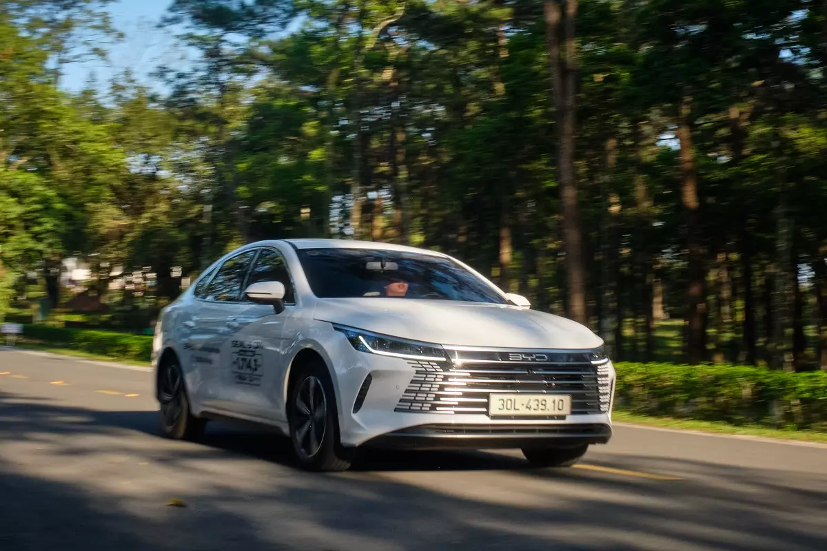 Chân ga của BYD Seal 5 không đem lại cảm giác giật sốc mà cho cảm giác mượt mà khi vận hành thuần điện, một phần nhờ được trang bị hệ thống chống tăng tốc ngoài ý muốn .