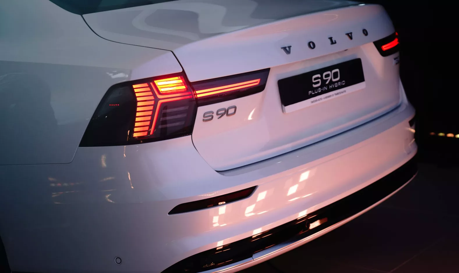 Cặp đèn hậu LED tạo hình chữ T sắc nét Cặp đèn hậu LED tạo hình chữ T sắc nét.