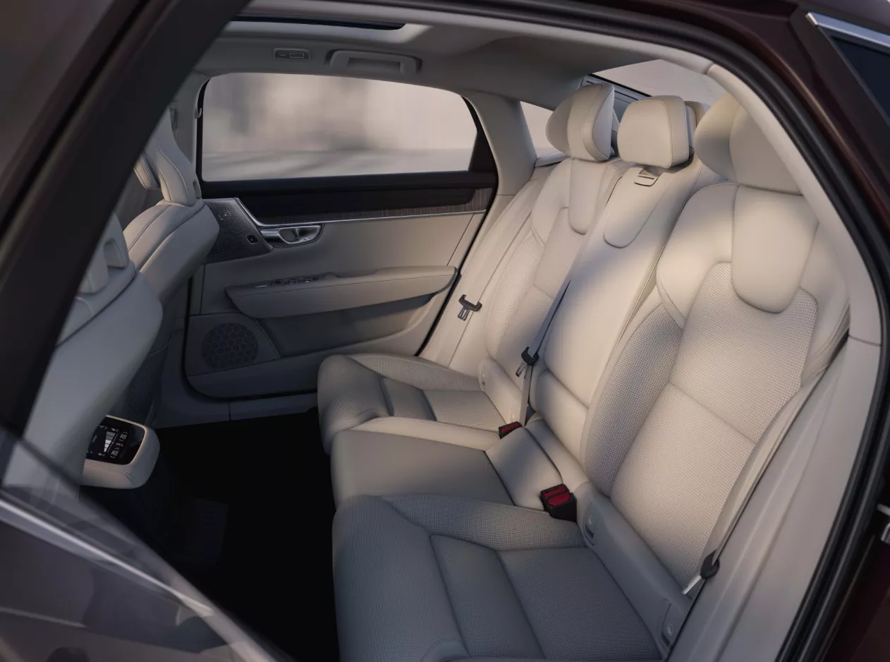 Hàng ghế sau có khoảng để chân rộng rãi Hàng ghế sau có khoảng để chân rộng rãi.