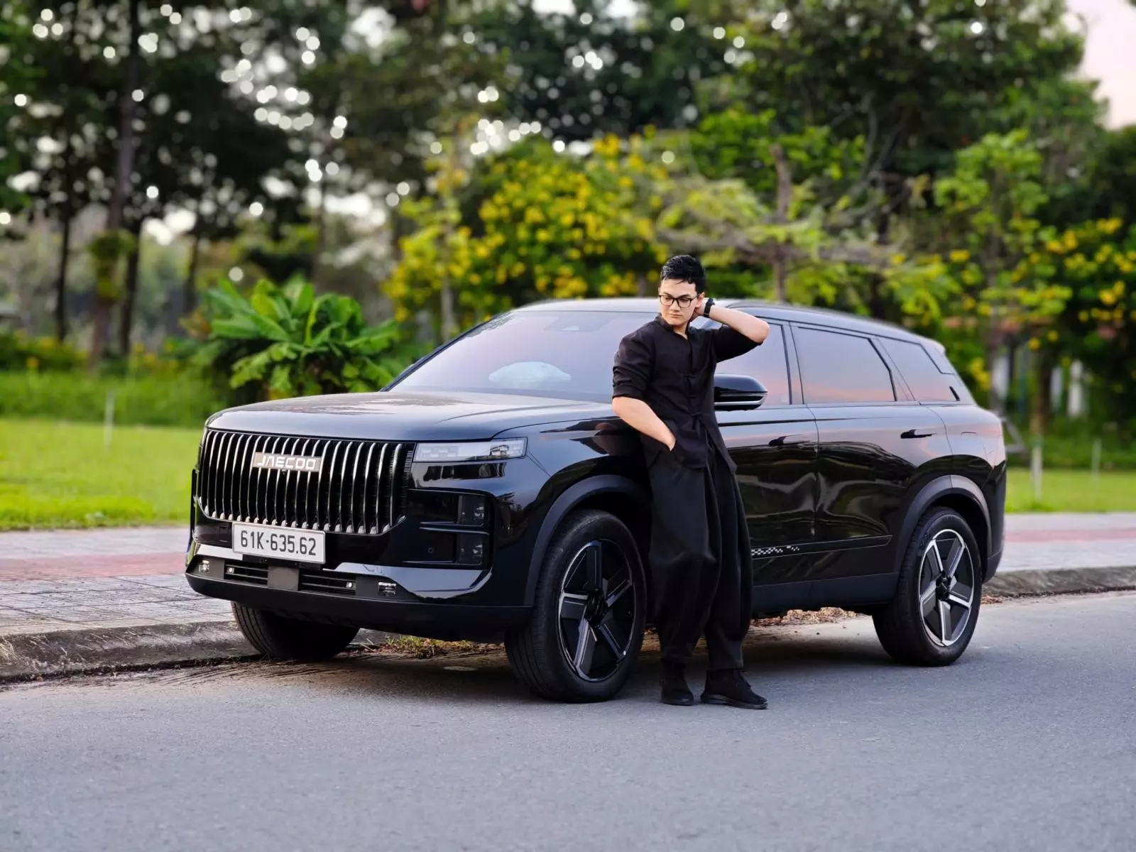 Anh La Văn Huân bên chiếc Jaecoo J7 SHS của mình.