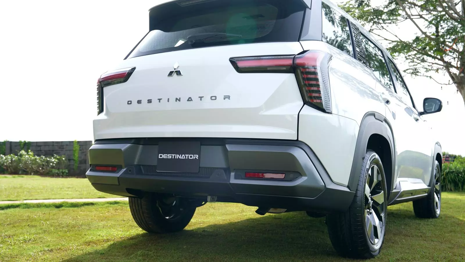 Phần đuôi xe theo triết lý Hexaguard Horizon với họa tiết lục giác gợi nhớ về lốp dự phòng của huyền thoại Pajero.