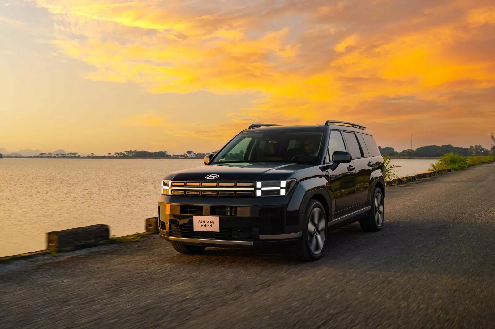 Hyundai Santa Fe Hybrid.