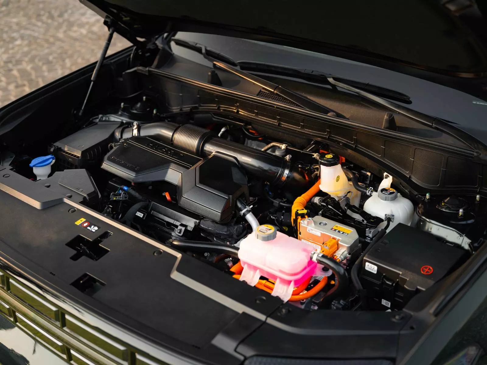 Động cơ lai xăng - điện, mạnh, mẽ tiết kiệm nhiên liệu trên Santa Fe Hybrid.