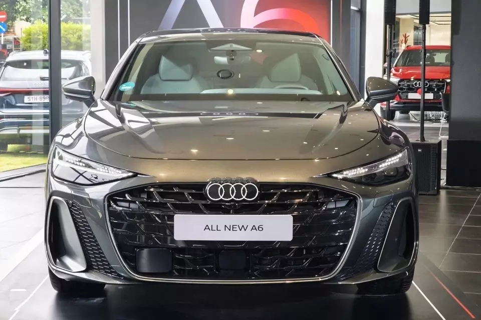 Động cơ TFSI 2.0 lít tăng áp, sản sinh công suất 196 mã lực trên Audi A6 Động cơ TFSI 2.0 lít tăng áp, sản sinh công suất 196 mã lực trên Audi A6.