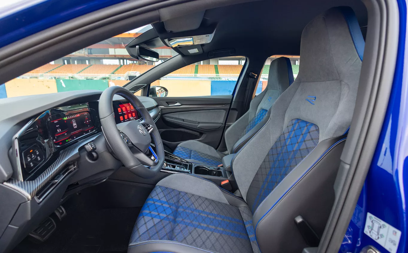 Ghế xe thiết kế thể thao.