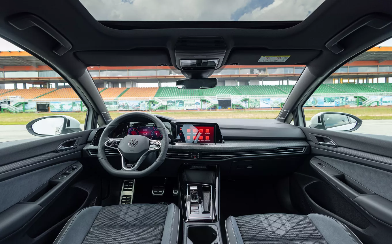 Khoang nội thất của Volkswagen Golf là sự hòa quyện giữa công nghệ hiện đại và tiện nghi sang trọng.
