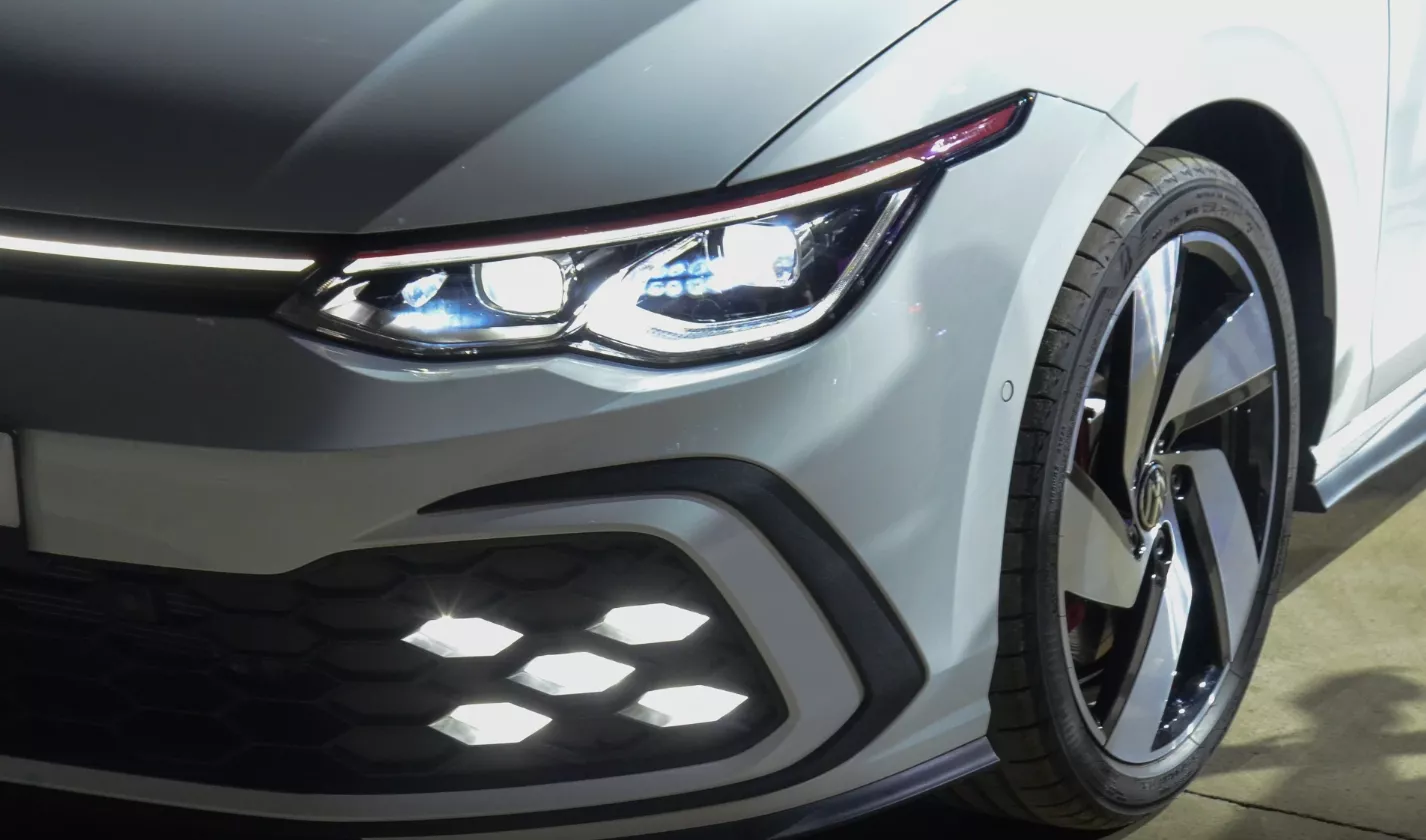 Cụm đèn pha thông minh IQ Light Matrix LED trên Volkswagen Golf.