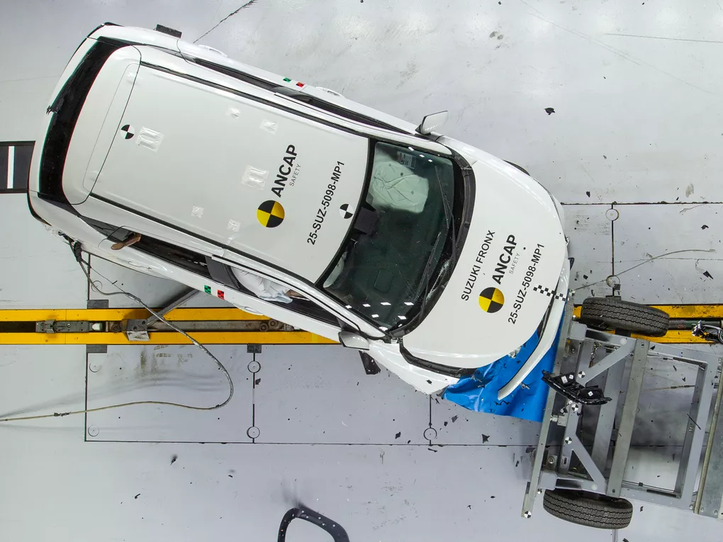 Thử nghiệm va chạm lệch phía trước ở tốc độ 50 km/h.