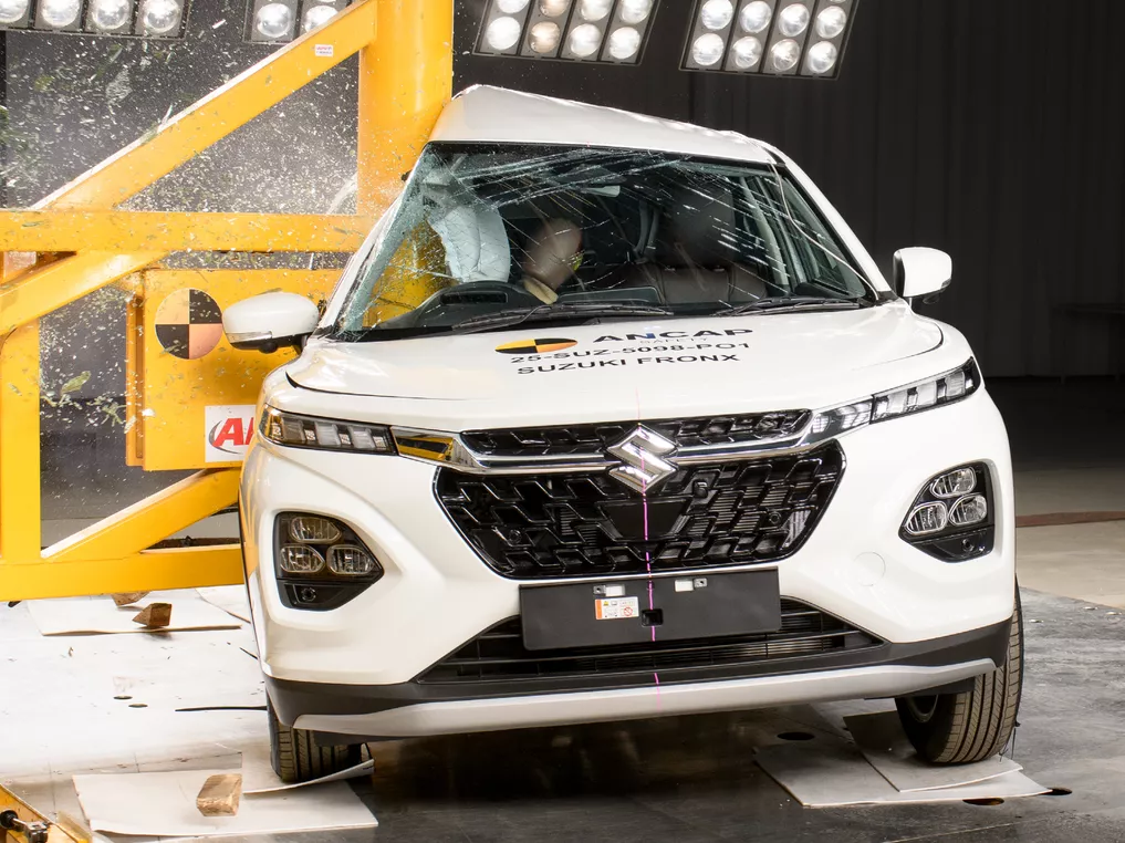 Thử nghiệm va chạm xiên ở tốc độ 32 km/h.