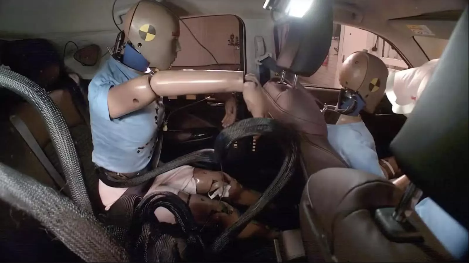 Bộ cuộn dây đai tại hàng ghế sau đã không hoạt động chính xác, gây nguy hiểm khi xảy ra tai nạn thực tế.