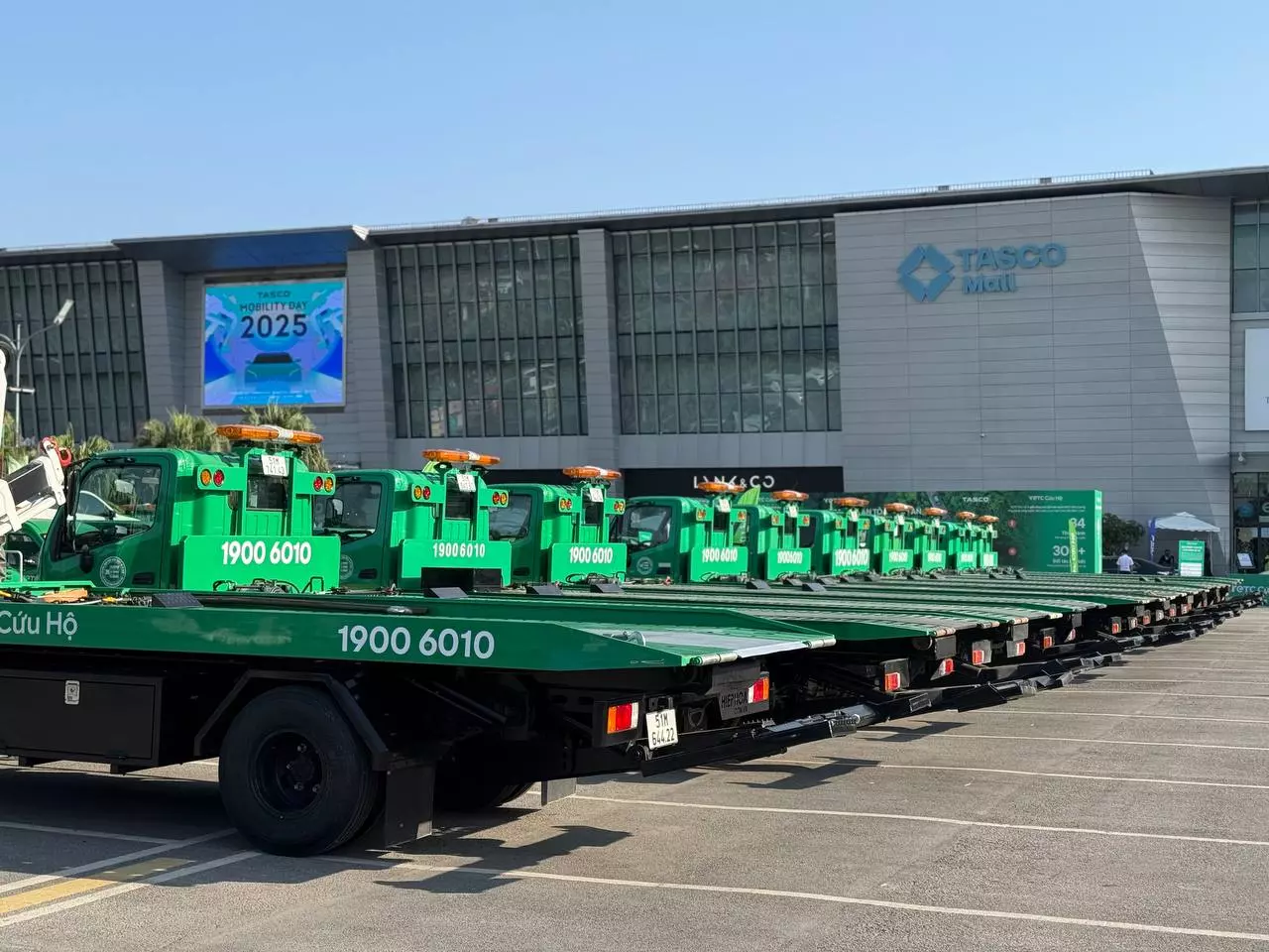 Hơn 20 xe ván trượt chuyên dụng, 5 xe cẩu kéo hạng nặng cùng 30 xe sửa chữa lưu động với gần 300 đối tác chiến lược.