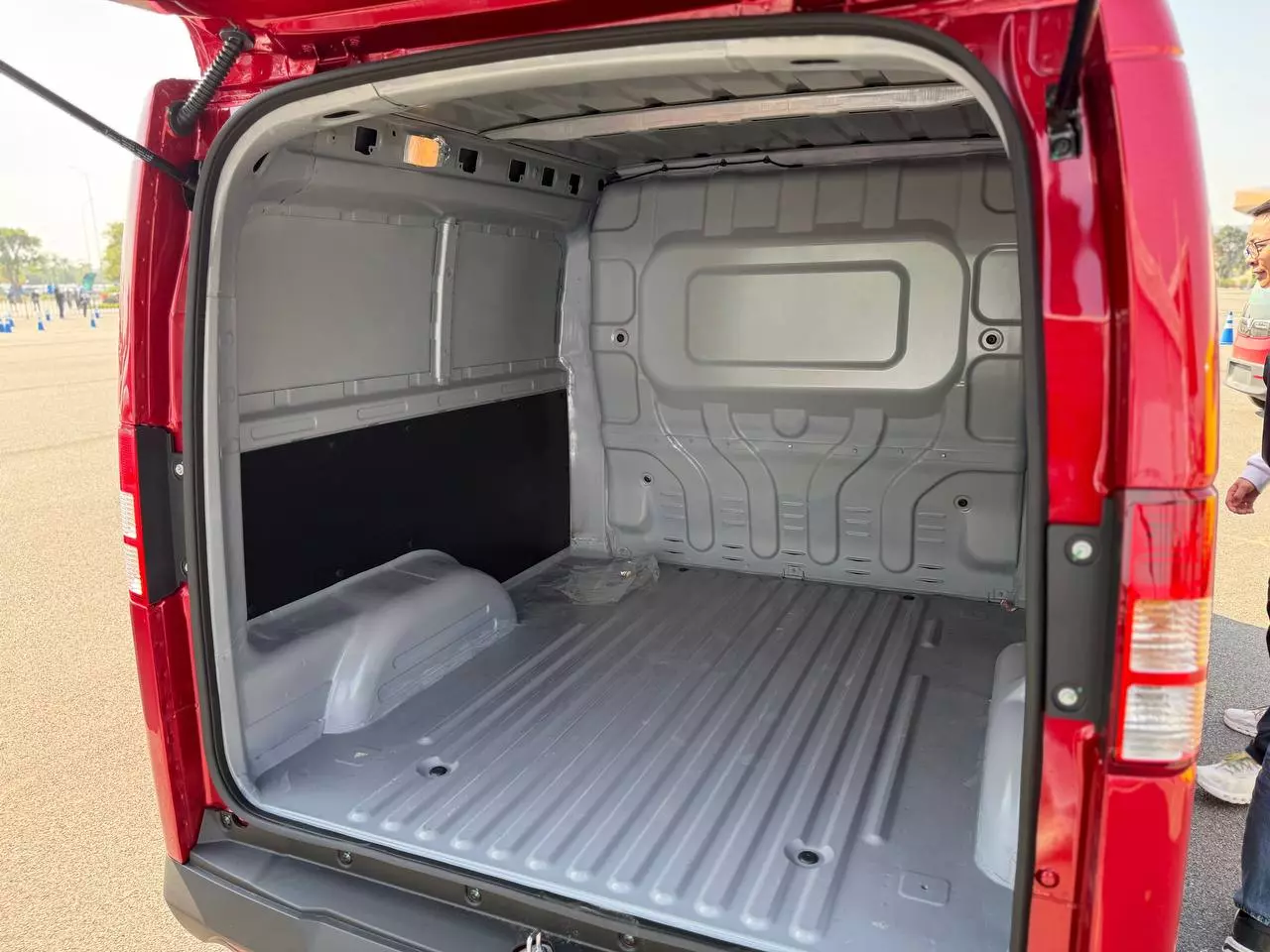 Khoang hàng của EC Van rộng rãi với dung tích lên tới 2.600 lít và tải trọng trên 600 kg.