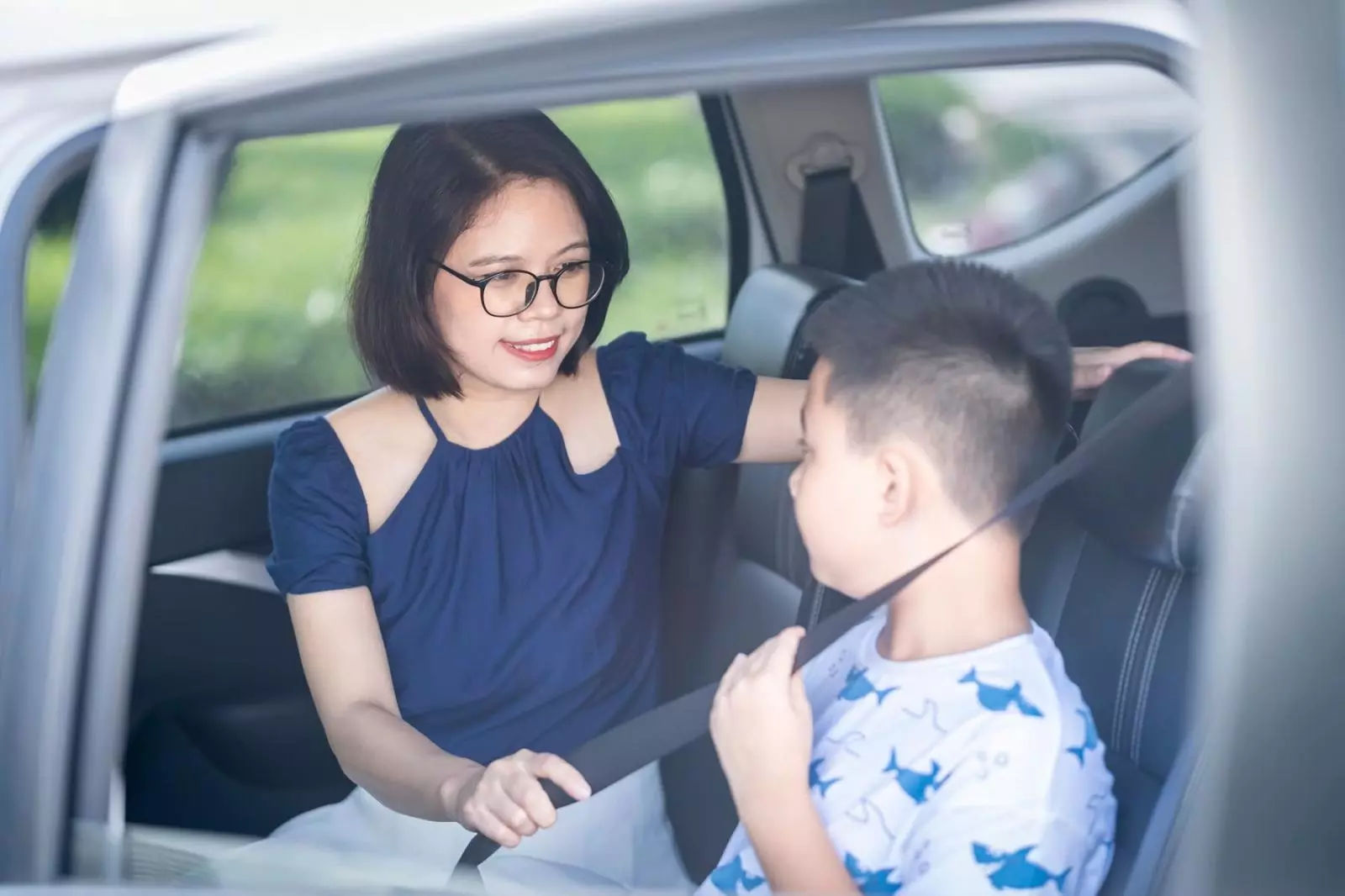 Người lái phải sử dụng và hướng dẫn trẻ sử dụng thiết bị an toàn (ghế trẻ em) phù hợp Người lái phải sử dụng và hướng dẫn trẻ sử dụng thiết bị an toàn (ghế trẻ em) phù hợp.