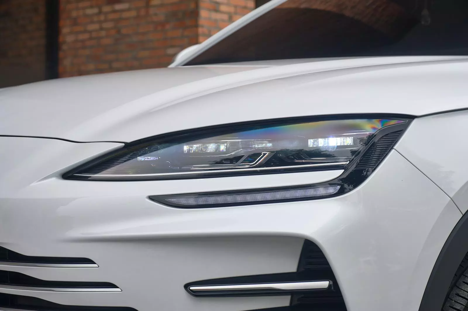 Ở chế độ HEV, hệ thống sẽ ưu tiên sử dụng mô-tơ điện ở dải tốc thấp (0-70 km/h). Trên khoảng tốc này, động cơ xăng sẽ được kích hoạt và vận hành song song hoặc nối tiếp