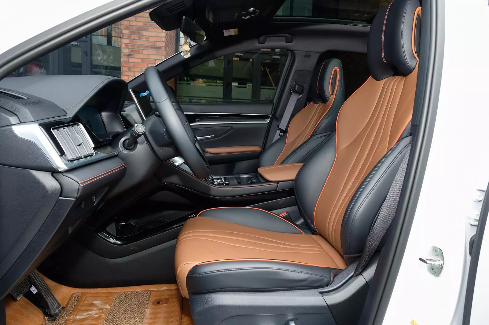 Hàng ghế đầu đều có thể chỉnh điện