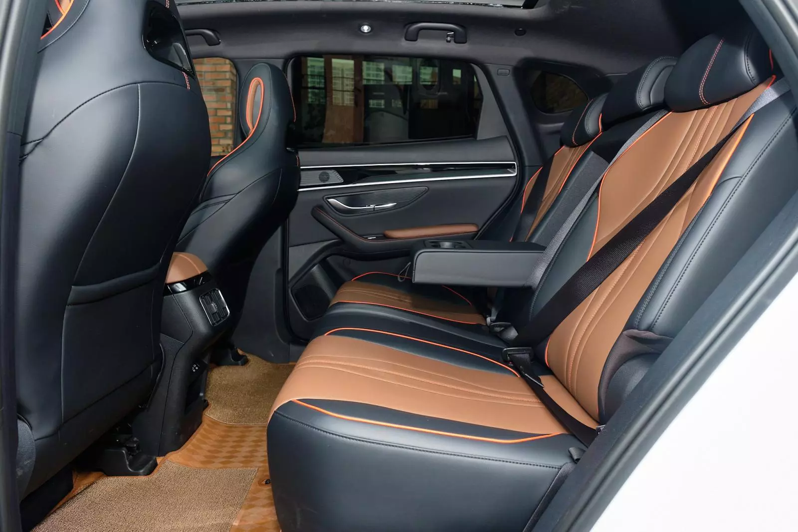 Trong trải nghiệm thực tế, hàng ghế thứ hai của xe có không gian ngồi rộng rãi, độ ngả lưng khá sâu, đem tới cảm giác dễ chịu khi di chuyển trong thời gian dài