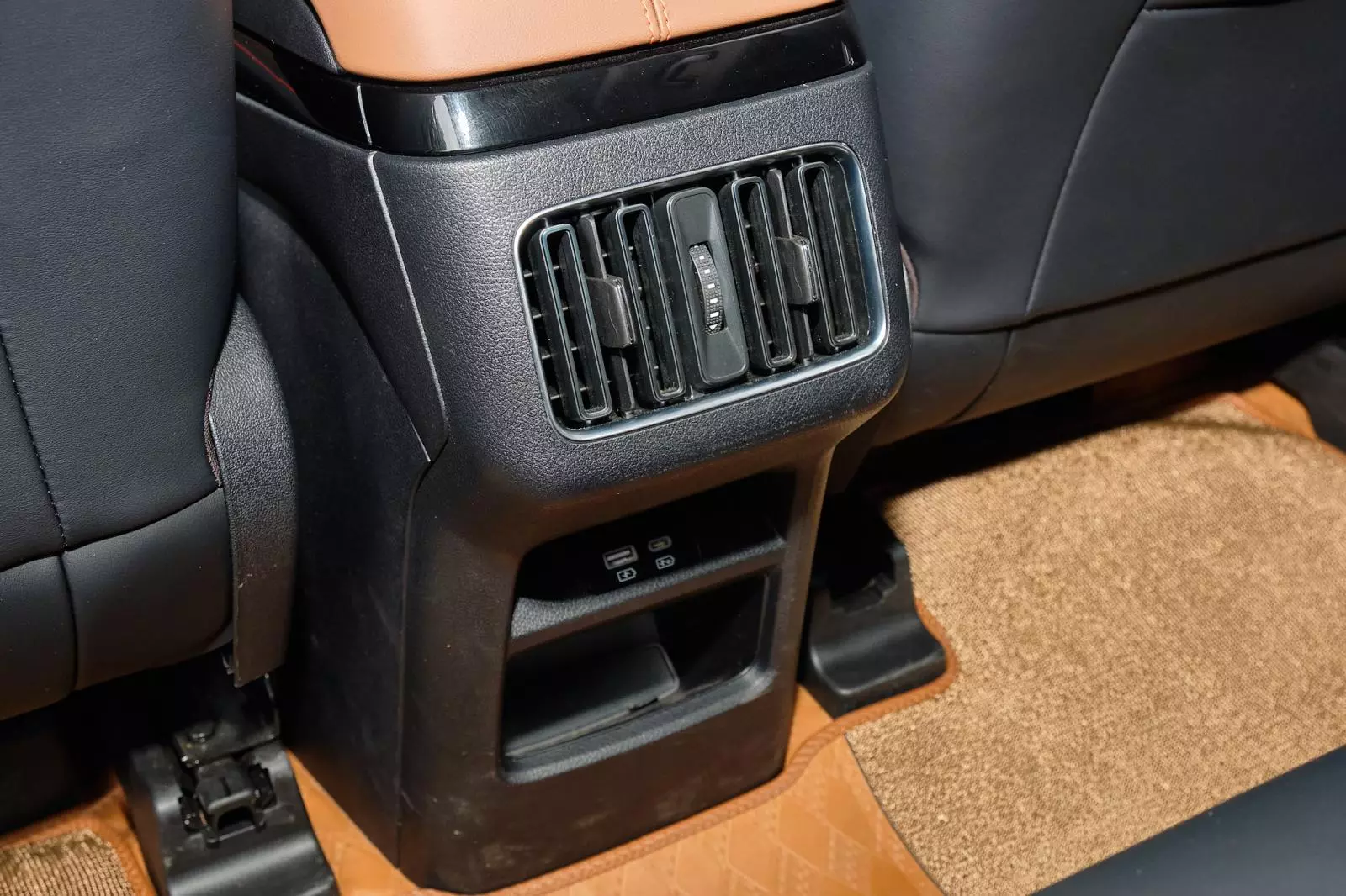 Cửa gió điều hòa cho hàng ghế sau tích hợp một số cổng sạc điện thoại