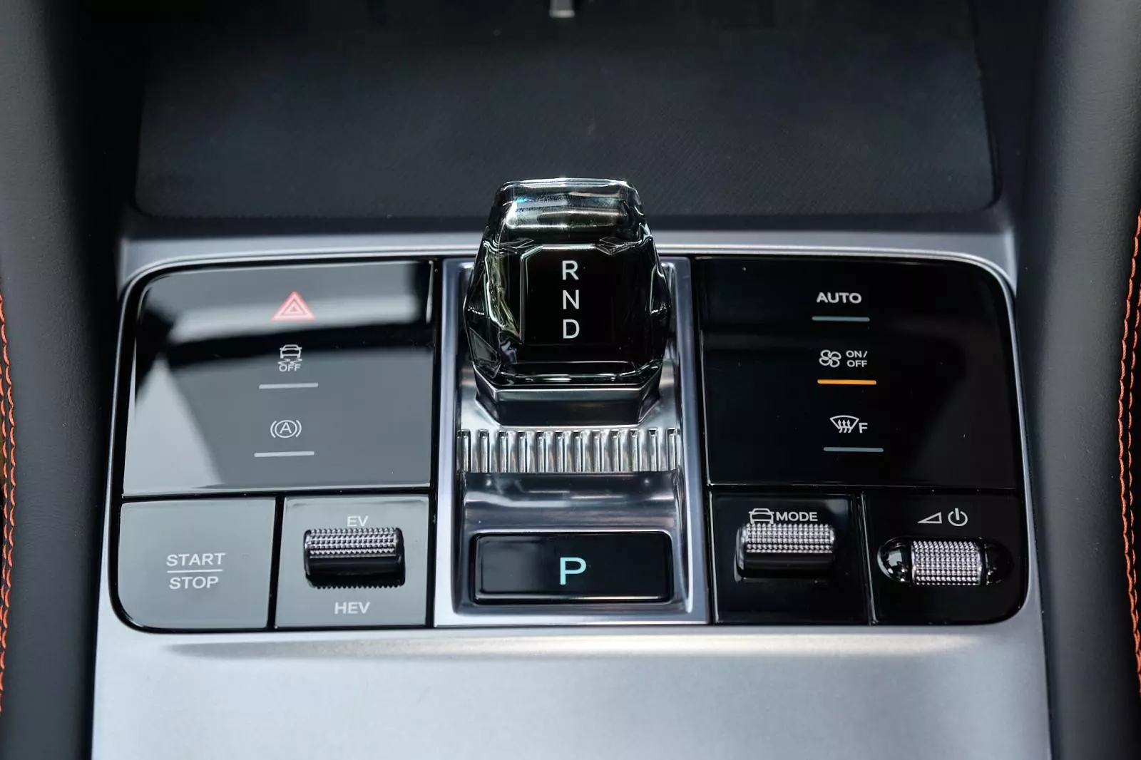 Bản tiêu chuẩn của BYD Sealion 6 vẫn được trang bị cần số điện tử.