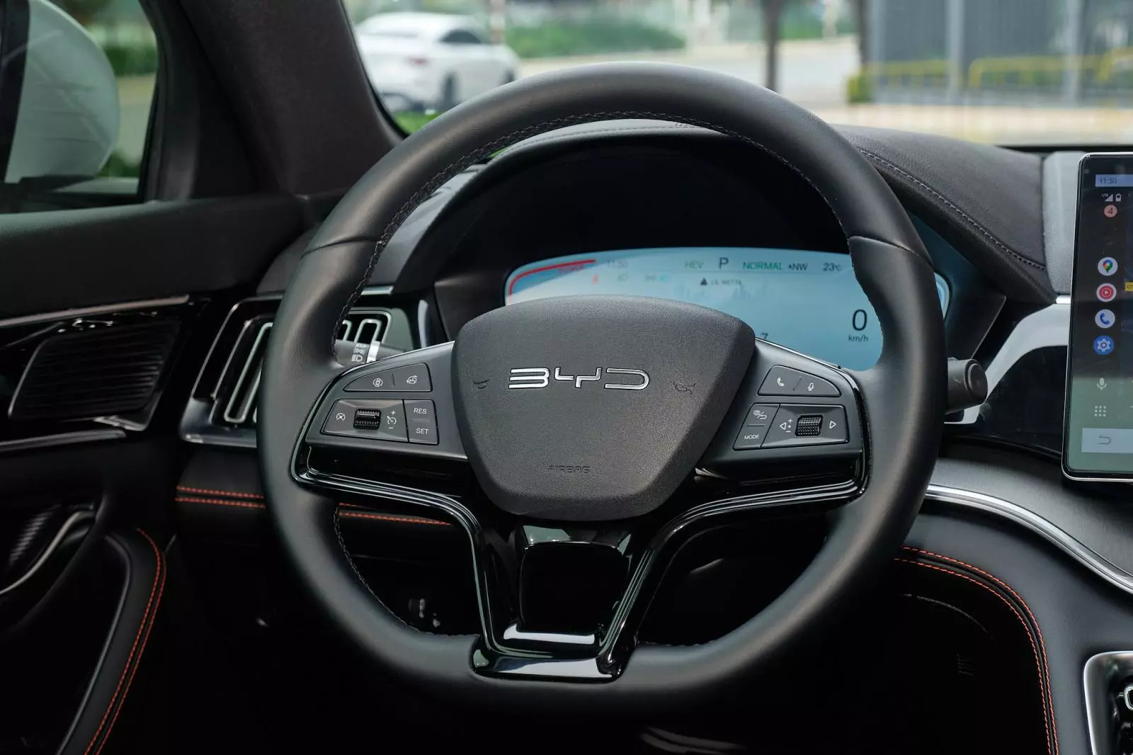 Vô-lăng được tích hợp đầy đủ các nút bấm, có con lăn giúp người dùng dễ dàng điều chỉnh